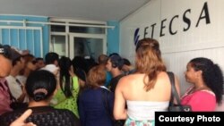 Telepunto de ETECSA, en el edificio Focsa (Foto: Yusnaby)