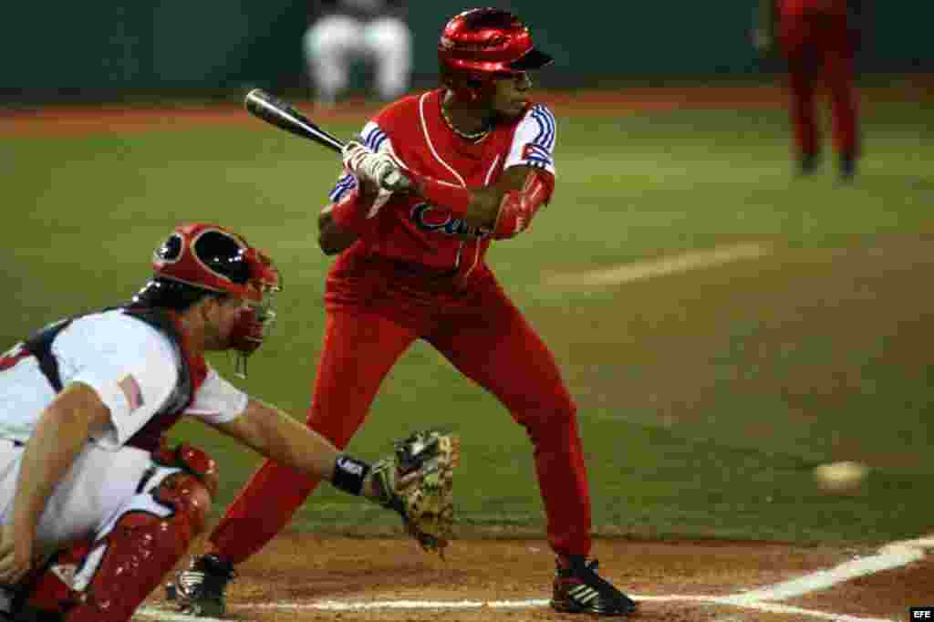 Héctor Olivera durante su turno al bate en el encuentro con Estados Unidos el lunes 11 de octubre de 2010, en el juego del Premundial de Béisbol disputado en el estadio Francisco Montaner de Ponce (Puerto Rico). 
