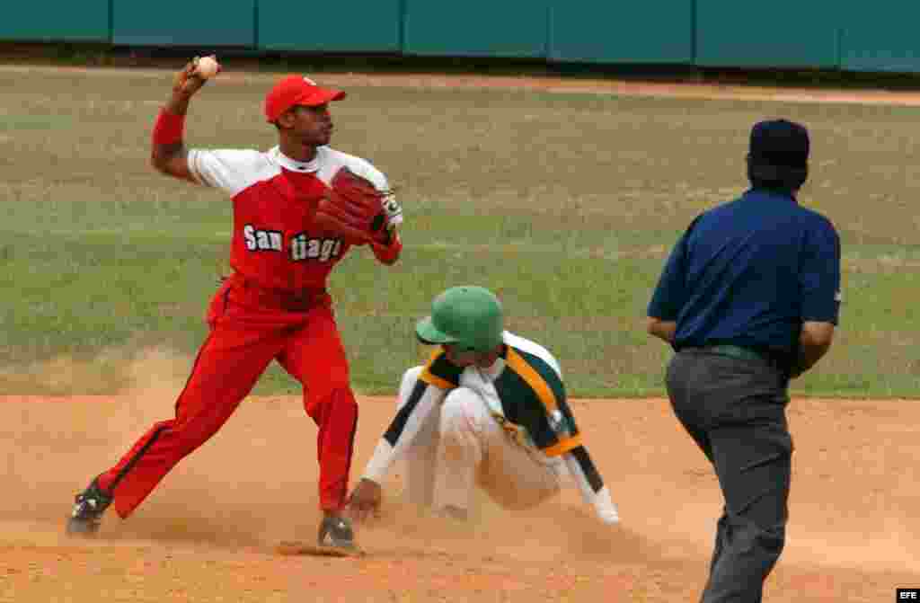 Héctor Olivera (i), segunda base del equipo de Santiago de Cuba, saca out a David Castillo (d), de Pinar del Río, el 20 de abril del 2008. 