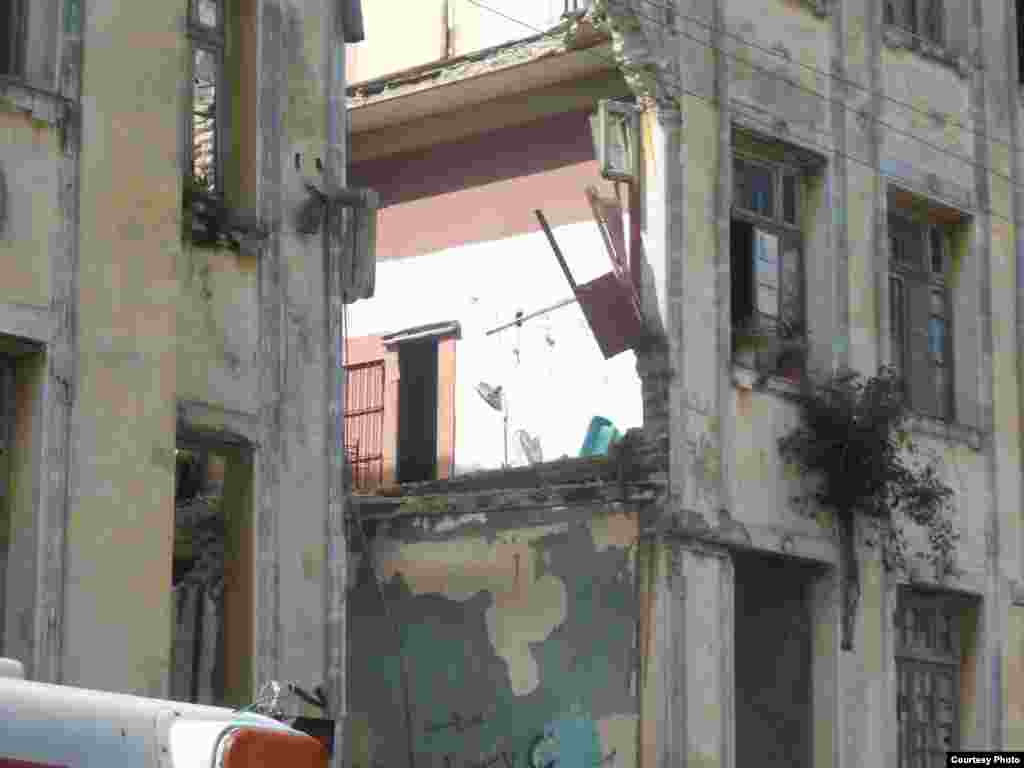 Derrumbe de edificio multifamiliar situado en la Calle Carmen entre Cortina y Figueroa del Reparto La Víbora
