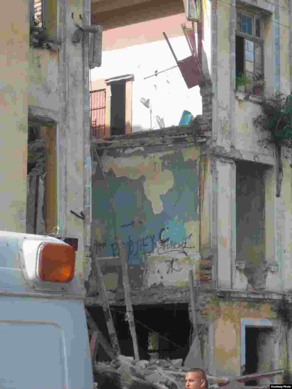 Derrumbe de edificio multifamiliar situado en la Calle Carmen entre Cortina y Figueroa del Reparto La Víbora